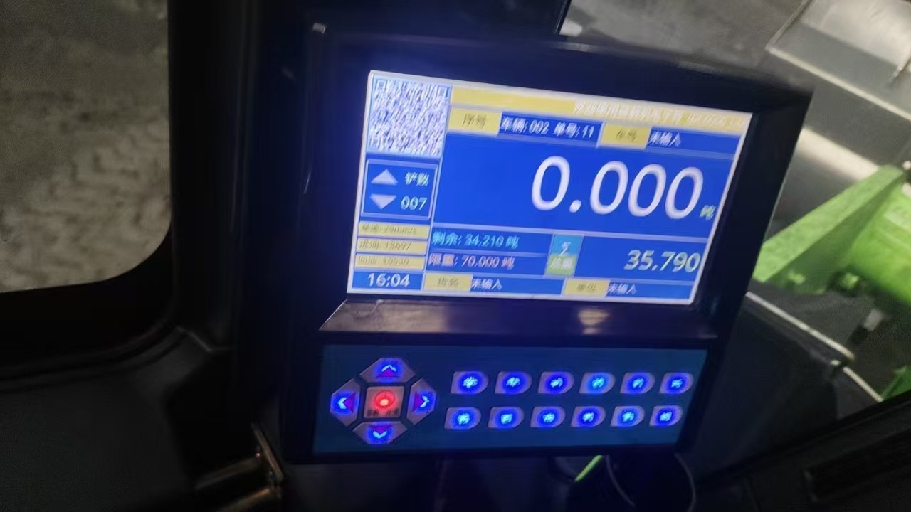 两台装载机电子秤在许昌禹州盛达实业柳工电动铲车上安装使用